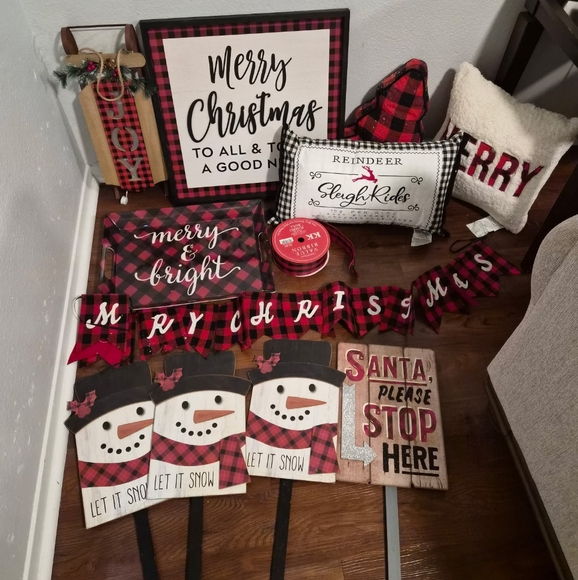 Plaid Christmas Decor Set - Picture 1 of 3